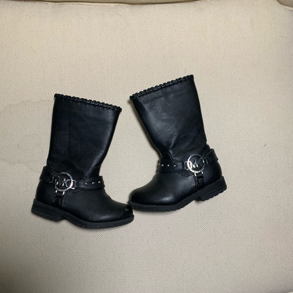 mK boots girls